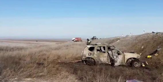 Три человека погибли в ДТП в Ростовской области На 76 м километре автодороги Элиста Ремонтное Зимовники произошло дорожно транспортное происшествие в результате которого погибли три человека Об этом сообщает пресс служба ГУ МВД России по Ростовской области Столкнулись легковой автомобиль Рено Дастер и грузовик МАЗ В результате ДТП легковой автомобиль загорелся Трое находившихся в нем человек погибли говорится в сообщении В салоне автомобиля находился также маленький ребенок 2022 года рождения Его доставили в больницу Южная служба новостей