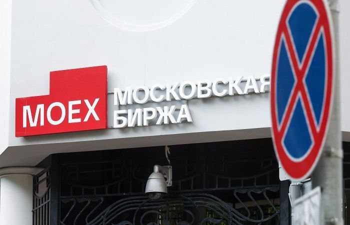 Индекс Мосбиржи запустят для торгов в выходные С 28 июня Мосбиржа будет рассчитывать индекс IMOEX2 во время проведения дополнительной торговой сессии выходного дня с 10:00 мск до 19:00 мск. В результате IMOEX2 будет показывать динамику рынка в течение всех торговых сессий: утренней, основной, вечерней и выходного дня. Официальным значением закрытия остается значение индекса IMOEX на 18:50 мск. IMOEX рассчитывается по будням только в течение основной торговой сессии с 09:50 мск до 18:50 мск.