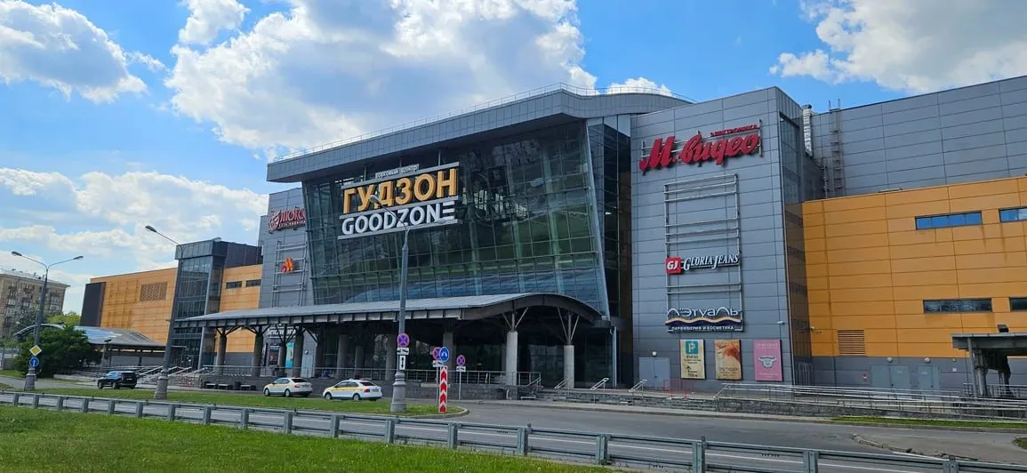 Компания Основа продала ТЦ Гудзон на Каширском шоссе структурам правительства Москвы для реализации городских программ рассказали ria realty в пресс службе девелопера ТЦ Гудзон был продан компанией под реализацию городских программ сообщил представитель компании При этом сумма сделки не раскрывается   Девелопер Основа приобрел торговый центр Гудзон на Каширском шоссе в Москве в 2024 году переговоры с собственниками шли несколько лет Предыдущий владелец актива Fort Group рассматривал возможность строительства на площадке ТЦ жилого комплекса Подписывайтесь на РИА Недвижимость в MAX