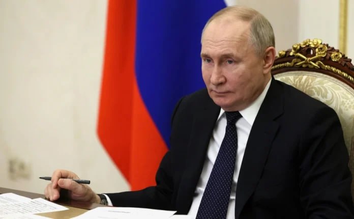 Владимир Путин поручил кабмину определить единые по РФ критерии поддержки многодетных Правительство России должно до марта 2026 года определить единые для всей страны критерии для определения статуса многодетной семьи Соответствующее поручение дал президент РФ Владимир Путин по итогам совещания с членами кабмина в сентябре Срок доклада установлен до 1 марта 2026 года Ответственным за исполнение поручения назначен председатель правительства России Михаил Мишустин Подробнее читайте по ссылке Фото kremlin ru yk24 ru в MAX Telegram ВК VK Видео