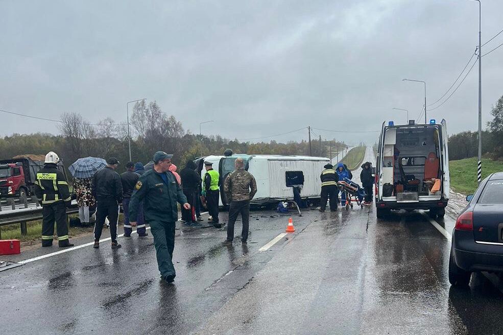 Полиция возбудила уголовное дело по факту ДТП с микроавтобусом в Смоленской области  Следственным отделом ОМВД России по Смоленскому району возбуждено уголовное дело по факту аварии, в которой пострадали несколько пассажиров.  12 октября, около 10:20, на 342 километре автодороги Р-120 «Орел – Брянск – Смоленск» 70-летний водитель маршрутного такси  «Брянск – Смоленск»  не справился с управлением и врезался в металлическое ограждение. В итоге микроавтобус Fiat Ducato опрокинулся на левую боковую часть.  «В результате ДТП пассажир, 1990 года рождения, получил телесные повреждения, от которых скончался 17 октября в медицинском учреждении», — сообщает пресс-центр УМВД по Смоленской области.   В ведомстве добавили, что уголовное дело возбуждено по части 3 статьи 264 УК РФ — нарушение правил дорожного движения и эксплуатации транспортных средств. Ранее сообщалось, что в этой аварии пострадали три мужчины и женщина.