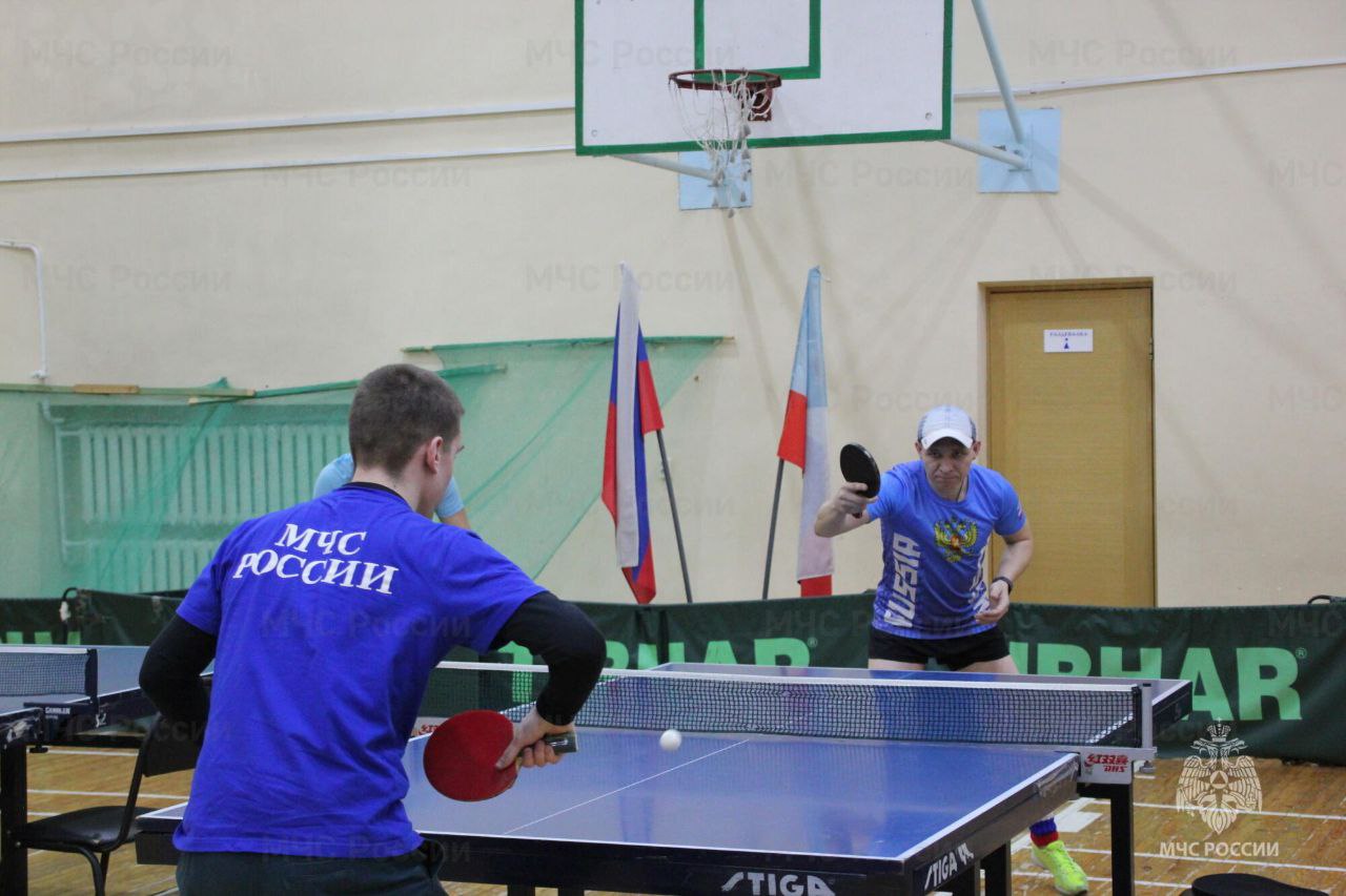 В Новосибирске прошел Чемпионат по настольному теннису среди спасателей    За теннисными столами встретились 36 спортсменов из 12 команд. Помимо пожарных и спасателей в Чемпионате приняли участие сборные ПАО Сбербанк и ВТБ.    Места в командном зачете распределились так:  1 место – Сбер, 2 место – ГУ МЧС России по Новосибирской области, 3 место – 1 ПСО.  Первые ракетки:   1 место – Дмитрий Наумов  Сбер ,   2 место – Доржо Гомбоев  ГУ МЧС России по Новосибирской области ,  3 место – Юрий Королев  Сибирский спасательный центр .  Вторые ракетки:   1 место – Валерия Ремез  Сбер ,   2 место – Дмитрий Полищук  СУ ФПС № 9 МЧС России ,  3 место – Сергей Госперский  ГУ МЧС России по Новосибирской области .  Третьи ракетки:   1 место – Сергей Кадейкин  Сбер ,   2 место – Дмитрий Батищев  ГКУ «Центр ГО, ЧС и ПБ НСО» ,  3 место – Юрий Чубаров  1 ПСО .  Лучшие спортсмены из числа пожарных и спасателей представят команду главка в межрегиональной спартакиаде МЧС России и в спартакиаде общества «Динамо».