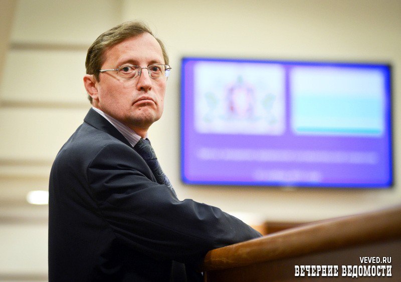 Экс-замгубернатора Свердловской области заявил о переезде в другой регион Павел Креков, ушедший в отставку после прихода Дениса Паслера, написал на своей странице в соцсети Вконтакте, что уезжает из Екатеринбурга. «Я завершаю свою работу в Свердловской области. Пишу об этом с большим сожалением и благодарю судьбу за те тринадцать лет, которые я отдал этому региону. Екатеринбург был, есть и остается моим городом, многому меня научившим, подарившим замечательных друзей и давший мне ощущение дома. Я работал честно, служил во благо России и области, было многое пережито и многое удалось сделать», — написал Креков. Павлу Крекову 60 лет, он родился в казахстанском Щучинске и окончил Тюменский государственный университет по специальности «учитель истории и обществознания». Как и многие другие члены свердловского правительства эпохи Евгения Куйвашева, Креков имеет в биографии работу чиновником в Тобольске, затем в Тюмени, в 2012 губернатор Куйвашев пригласил Крекова в правительство Свердловской области на должность замминистра общего и профессионального образования региона, со временем Креков стал замгубернатора. Судя по фотографии в соцсетях, сделанной в Тюмени, Креков может вернуться на работу в Тюменскую область. В правительстве Паслера должность Крекова, напомним, заняла Татьяна Савинова. Телеграм-канал Поддержать Подписаться Прислать новость