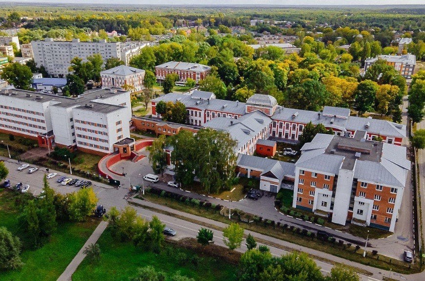 На чердаке больницы в Орехово-Зуево нашли труп пациентки. Тело с перебинтованной головой пролежало там месяц — в больнице говорят, что погибшая получила лечение, а затем самовольно ушла.   19 февраля в техническом помещении на пятом этаже 1-й городской больницы под вентиляцией нашли труп женщины. Голова погибшей была перебинтована, кроме взрослых подгузников, на ней почти ничего не было. Судя по гнилостным изменениям и запаху, тело пролежало там около месяца.   Интересно, что погибшую нашёл не медик, а пациент, зачем-то забравшийся на чердак. В больнице внимательно изучили списки недавних пациентов и нашли погибшую. Ей оказалась 56-летняя Галина С. из Электрогорска.   17 января женщину доставили в больницу с травмой головы, а через несколько дней она просто исчезла. Персонал не заметил её ухода, а приехавшим проведать Галину родственникам объяснил, что после оказания помощи женщина сама ушла из больницы. Судя по всему, тело женщины пролежало на чердаке около месяца. В причинах её смерти разбираются следователи.    Подписывайтесь, это Baza