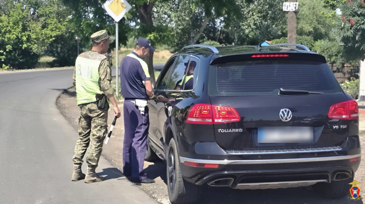 ‼ Госавтоинспекторы составили девять административных протоколов в ходе рейда в Нижнесерогозском округе Мероприятие было проведено совместно с сотрудниками ВАИ ЮВО. Инспекторы составили административные материалы за нарушение требований к перевозке детей, управление ТС при наличии неисправностей, вождение без прав и другое. "Госавтоинспекторы провели с водителями профилактические беседы и вручили памятки о ключевых правилах дорожной безопасности", — говорится в сообщении. ПОДПИСАТЬСЯ НА ТАВРИЮ