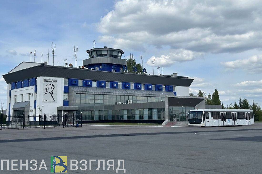 Из Пензы в Сочи отменили все пятничные летние авиарейсы 21 мая стало известно о том, что авиаперевозчик принял решение отменить все летние пятничные рейсы из Пензы в Сочи. Речь о перелетах, которые были запланированы на период с 6 июня по 29 августа 6, 13, 20 и 27 июня, 4, 11, 18 и 25 июля, 1, 8, 15, 22 и 29 августа . Самолеты должны были вылетать из Пензы в 6:20, а из Сочи — в 1:15. Как отметили представители пензенского аэропорта, на сегодняшний день эти авиарейсы отменены по решению перевозчика. -Взгляд Прислать новостей