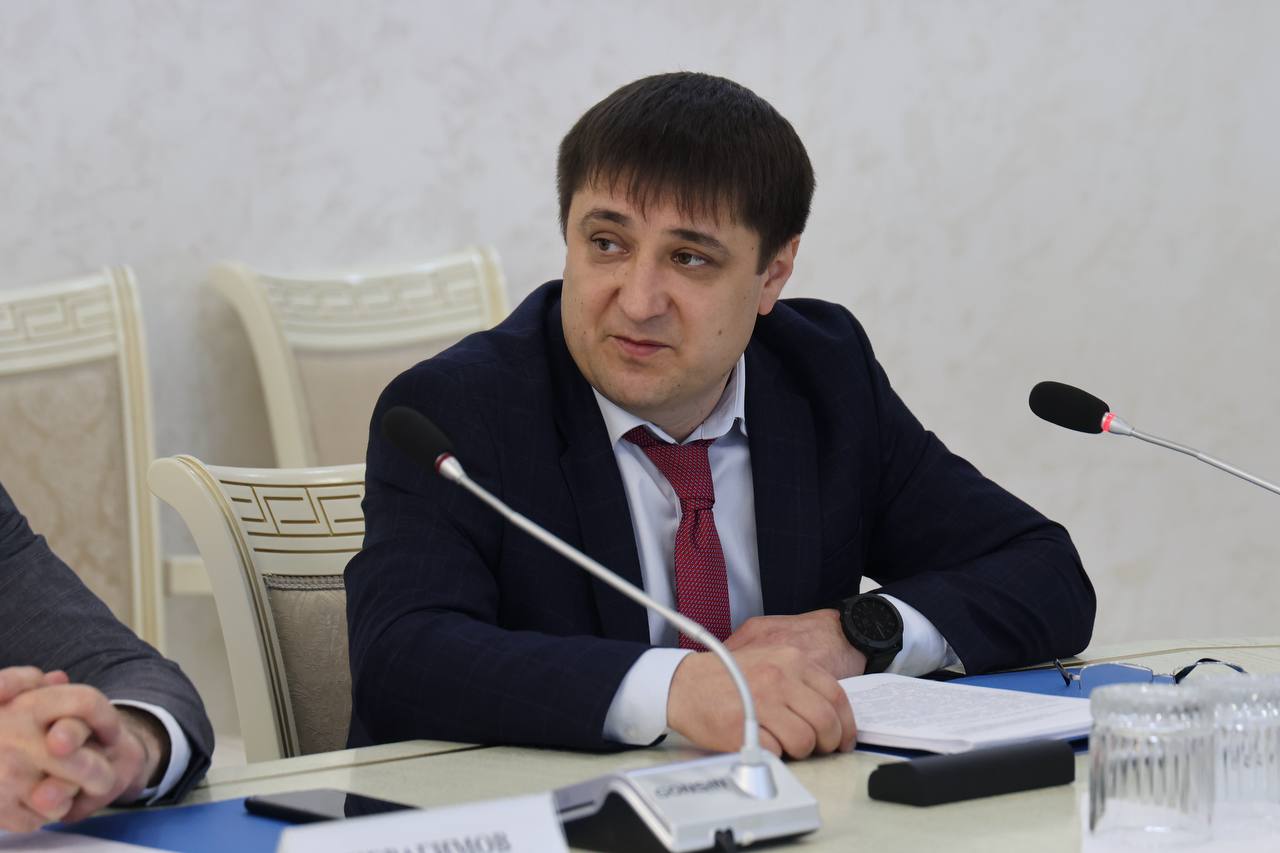 Руководитель Администрации Главы и Правительства РД Махач Омаров поприветствовал собравшихся на ежегодном семинаре-совещание от лица Главы Дагестана Сергея Меликова. «Сегодня здесь собрались представители органов власти федерального и регионального уровня, в том числе из Управления Президента Российской Федерации по внутренней политике, Федерального Агентства по делам национальностей, аппарата Полномочного представителя Президента России в СКФО, а также органов исполнительной власти субъектов Северо-Кавказского федерального округа. Это те люди, которые на своём уровне обеспечивают целостность и развитие нашей страны, реализуют государственную национальную политику. Рад приветствовать вас в республике. Дагестан имеет колоссальный опыт многонациональной, межкультурной и межконфессиональной гармонии. Полагаю, что это явилось одним из ключевых факторов выбора места проведения семинара-совещания. Желаю нам всем плодотворной работы и конструктивного диалога», – отметил он.