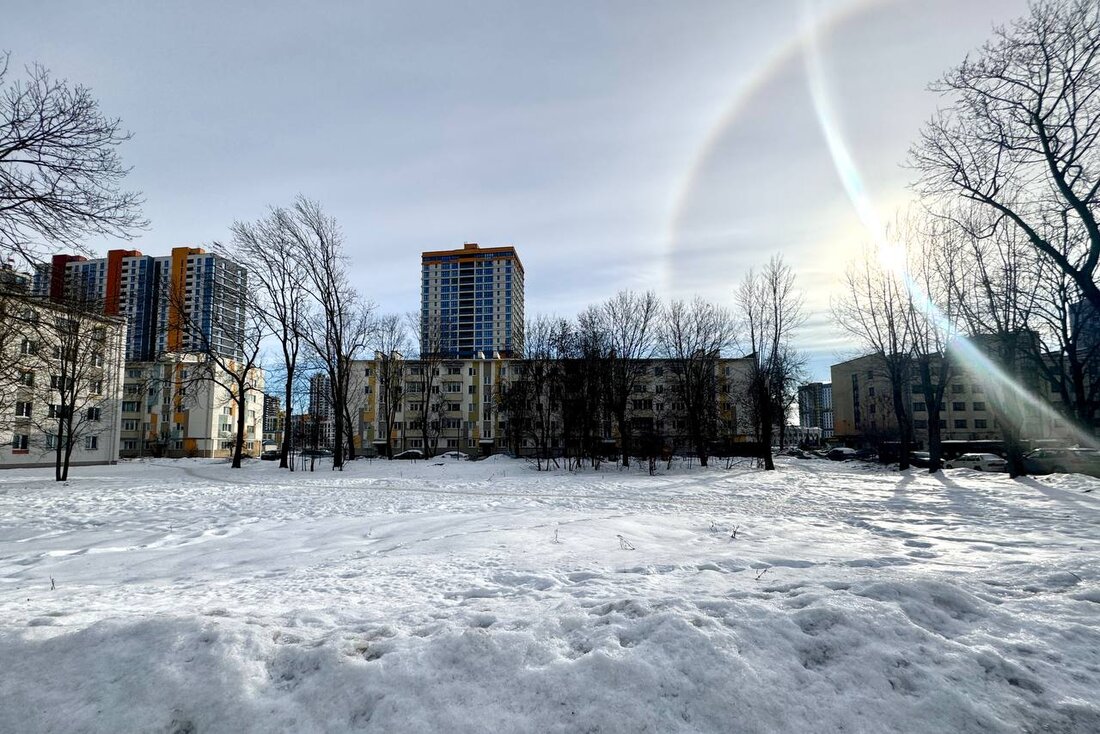 Возле Минск Мира появится новая зона отдыха Там поставят настоящий вертолет В план благоустройства входит устройство пешеходных связей с установкой урн и скамеек обустройство детской и воркаут площадок Старые кустарные растения обрежут вместо них высадят цветы и молодые деревья А особенностью зоны отдыха станет инсталляция настоящего советского многоцелевого вертолета МИ 2