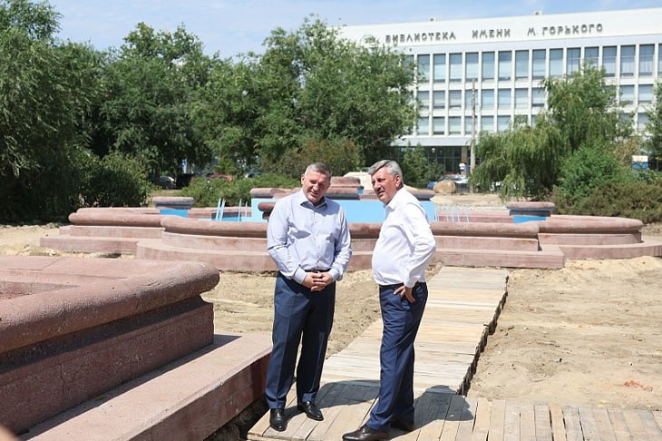 В Волгограде Андрей Бочаров проинспектировал обновление сквера имени В.Н. Симбирцева 19 июля губернатор Андрей Бочаров нагрянул с инспекцией в сквер имени В.Н. Симбирцева. Глава региона решил лично оценить ход работ по реконструкции зоны отдыха, где вот уже несколько месяцев пытаются вернуть к жизни огромный фонтан. Накануне визита главы региона специалисты взялись за демонтаж старой тротуарной плитки, а также лестницы, примыкающей к ул. Мира. Кроме того, здесь появился паспорт объекта и ограждение. Во время осмотра городские власти доложили губернатору о 60% готовности фонтана. По данным муниципалитета, подрядная организация приступила к работам с благоприятными погодными условиями и уже выполнила работы по демонтажу старого покрытия чаш, установке нового насосного оборудования и гидроизоляции. Впереди работа с коммуникациями и дополнительное укрепление чаш, но и на этом всё не закончится.