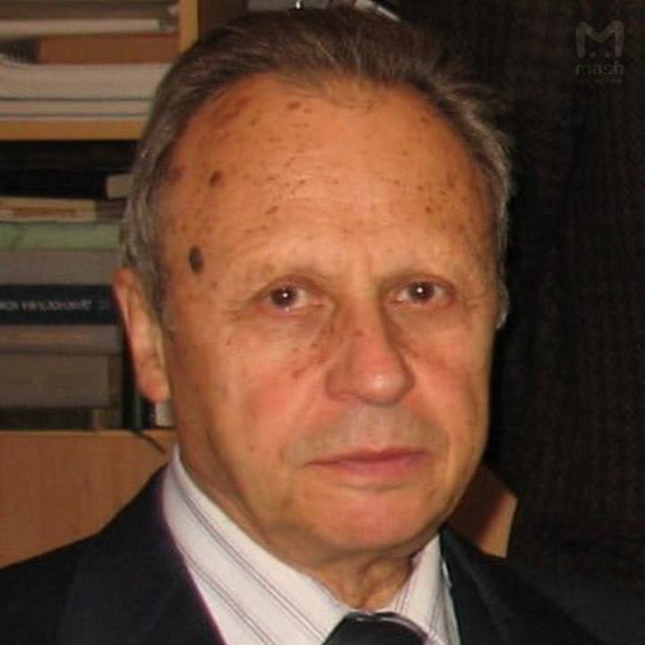 Известный патологоанатом и заслуженный врач РСФСР пропал под Петербургом В Сестрорецке пропал заслуженный врач РСФСР доктор медицинских наук профессор и опытный патологоанатом Борис Ариэль Мужчина исчез 13 сентября Каждое утро он совершал прогулки со скандинавскими палками Его маршрут начинался очень рано и обычно завершался до 10 часов утра однако сегодня он не вернулся домой На берегу у озера Сестрорецкий Разлив где обычно проводил утренние часы врач обнаружили велосипед одежду и личные вещи но самого мужчины поблизости не оказалось Со спецслужбами связался друг Бориса Он сообщил что Ариэль так и не вернулся с озера Так началась поисковая операция На месте работают сотрудники МЧС Википедия Подпишись на Комсомольскую правду СПб отдай свой буст нам