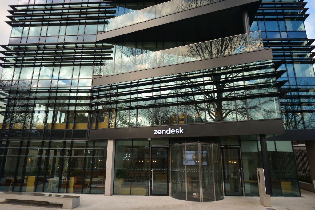 Zendesk представила нового ИИ агента для клиентской поддержки который по заявлению компании способен самостоятельно решать до 80 обращений Решение автоматизирует ответы на типовые запросы и аккуратно эскалирует сложные случаи специалистам снижая нагрузку на операторов и ускоряя время реакции Компания нацелена на заметную экономию затрат и стабильное качество сервиса за счёт круглосуточной работы и масштабируемости Если обещания подтвердятся на пилотах рынок поддержки ждёт серьёзный пересмотр процессов Источник SeveraAIClub