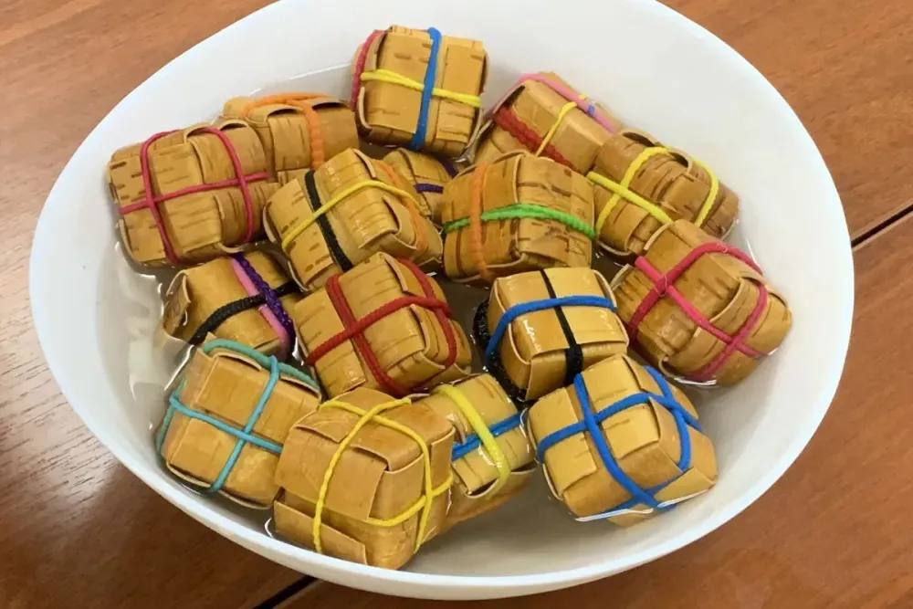 Школьники Благовещенска мастерили обереги в первый день Масленицы На мастер класс по их созданию пригласили детей участников специальной военной операции В Штабе общественной поддержки Единой России прошел мастер класс по созданию древнерусских оберегов Теперь такие амулеты будут оберегать 10 амурских семей рассказали в пресс службе Амурского регионального отделения партии Единая Россия Шаркунок это коробочка из бересты наполненная горошинами или другими зернами Считается что он может защитить своего хозяина от негатива извне а также избавить от порчи и дурного глаза В прошлом мастерить такие обереги умел каждый ребенок который достиг пяти лет Сегодня школьники Благовещенска и их мамы пришедшие на мастер класс увидели и услышали про чудо погремушку впервые Было очень интересно с удовольствием забираем обереги домой Ребенок будет наверное хранить на столе где делает уроки а я повешу в машине поделилась участница мастер класса мама воспитанника средней общеобразовательной школы 15 Ирина Сотникова На мастер класс посвященный встрече масленичной недели в этот раз пригласили жителей отдаленных районов города поселка Мясокомбинат микрорайонов Тайвань и пятая стройка Особое внимание уделили ребятам чьи папы выполняют боевые задачи в зоне проведения специальной военной операции Различные мастер классы по изготовлению талисманов оберегов наш Штаб организует с самого начала СВО мы регулярно отправляем такие весточки на передовую Сейчас же впервые решили провести мероприятие целью которого стала поддержка не военнослужащих а тех кто их ждет дома Все удалось участникам а примерно половина из них были семьи бойцов очень понравилось поэтому будем приглашать еще отметил секретарь Амурского отделения Единой России Вячеслав Логинов По традициям Масленицы встречу завершили чаепитием с блинами Фото Амурского регионального отделения партии Единая Россия ТЕЛЕПОРТ РФ здесь все об Амурской области  Мы в МАХ  Написать нам