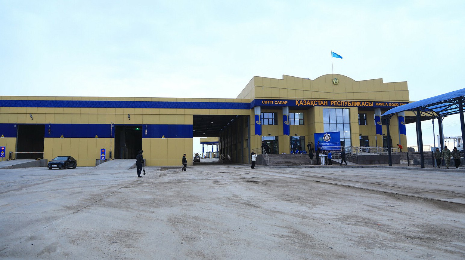 В Казахстане открыли модернизированные пункты пропуска Казыгурт и Темир баба Казахстан ввел в эксплуатацию два высокотехнологичных пункта пропуска на границах с соседними странами их пропускная способность достигла 1 тыс автомобилей в сутки передает ArbatMedia Прислать новость