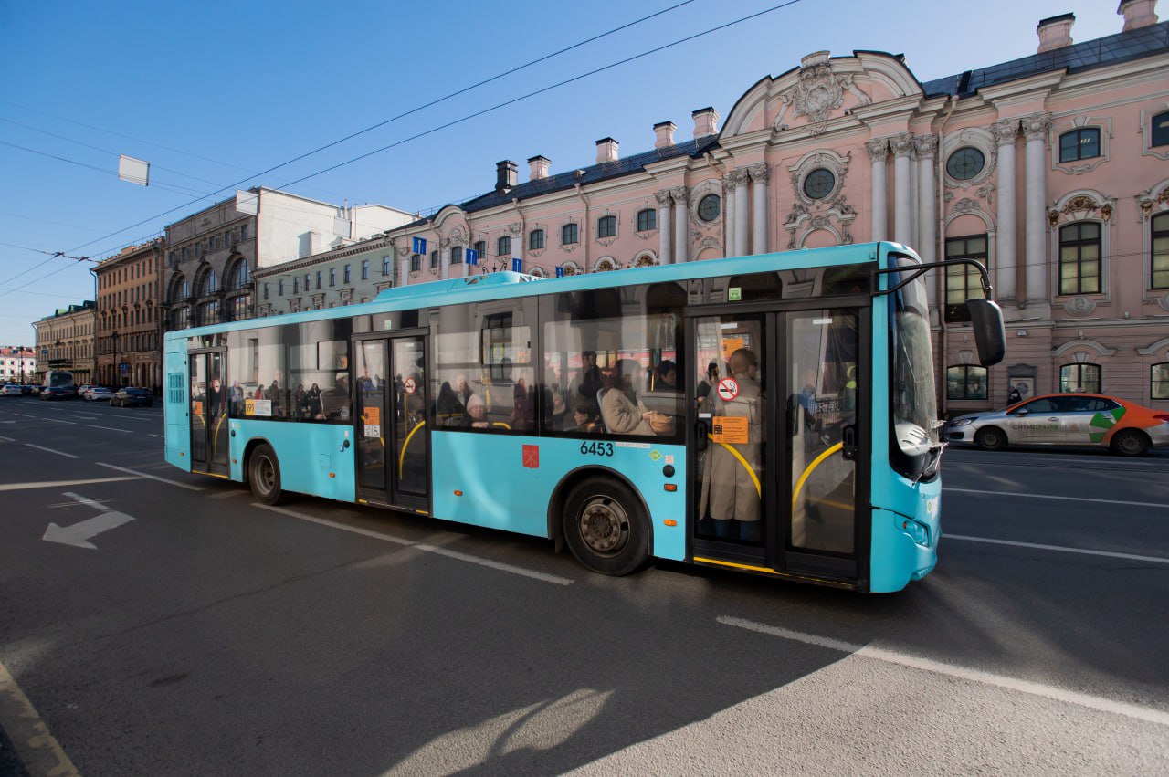 "Зайцев"-иностранцев в Петербурге призвали лишать разрешений на работу 21 мая депутаты ЗакСа Петербурга одобрили в первом чтении трёхкратное повышение штрафов за неоплаченный проезд в общественном транспорте. Так, за безбилетный проезд или неоплаченную перевозку детей теперь придётся заплатить 1,5 тыс. рублей, и 1 тыс. рублей за проезд без подтверждения права на льготу для себя или детей либо за неоплаченный багаж или ручную кладь. Депутаты отметили, что сейчас растёт количество иностранцев, которые не платят за проезд. В связи с этим, по их мнению, было бы правильно ужесточить закон именно для иностранцев. Например, если они не оплатят проезд три раза, их можно было бы лишить разрешения на работу. Согласны, что наказание для иностранцев должно быть строже, чем для граждан РФ? Да — , нет — Сергей Ермохин/"ДП"