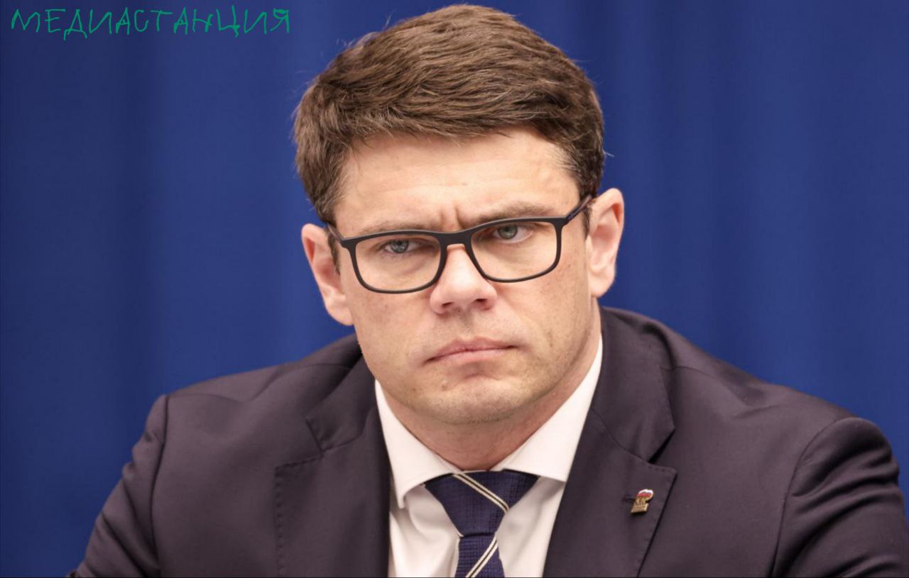 Сергей Боярский глава комитета Госдумы по информполитике заверил граждан что полностью блокировать Telegram не собираются по причине того что в него вложено много сил российских пользователей и СМИ Статус большой соцсети которой пользуется и сам Боярский несмотря на то что у него есть свой канал в MAX пока что защищает Telegram от тотального заслона Впрочем если мессенджер и дальше будет идти вразрез с российским законодательством то всё может измениться Так что Паша давай не будем доводить до крайней точки mediastanciacom