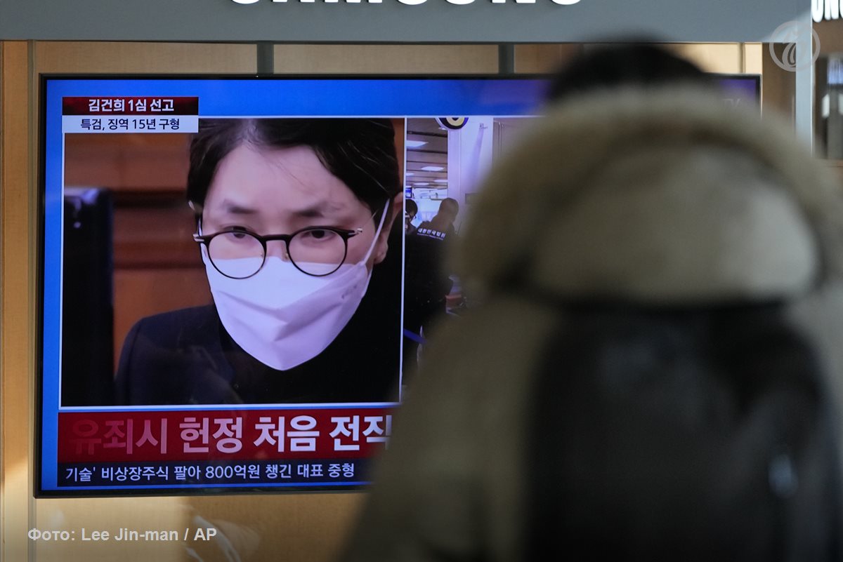 Суд в Южной Корее приговорил бывшую первую леди Ким Гон Хи к году и восьми месяцам тюремного заключения по делу о коррупции сообщает Ренхап Ее признали виновной в получении взятки При этом по эпизодам связанным с нарушением закона о политических фондах и манипулировании акциями она признана невиновной Подписывайтесь на Ъ Оставляйте бусты