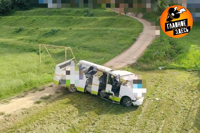 Автобус с российскими туристами перевернулся в Тайланде В результате инцидента пострадали 11 человек Экскурсионный автобус перевернулся и упал с холма в Лум Сумском районе отдыхающие направлялись к водопаду Сай Йок Вохит в рамках экскурсионной программы Река Квай Двоих россиян в очень тяжелом состоянии доставили в госпиталь Еще двое получили травмы средней степени тяжести Семерым пострадавшим оказали помощь на месте и отправили в ближайший отель Главное здесь Подписывайтесь