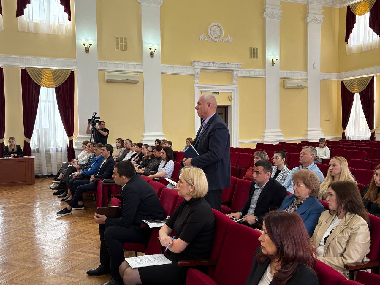 Прокуратурой Кавказского района проведено межведомственное совещание по вопросам обеспечения жильем детей-сирот Под председательством прокурора Кавказскогорайона проведено межведомственное совещание по указанным вопросам, в котором приняли участие заместитель главы Кавказского района и руководители ответственных структурных подразделений. В рамках совещания рассмотрены вопросы межведомственного взаимодействия при выполнении государственных полномочий по обеспечению жильем детей-сирот, перспективы предоставления земельных участков и строительства жилых помещений в указанных целях на 2025 год. По результатам заседания выработаны конкретные решения, исполнение поставлено прокуратурой района на контроль.