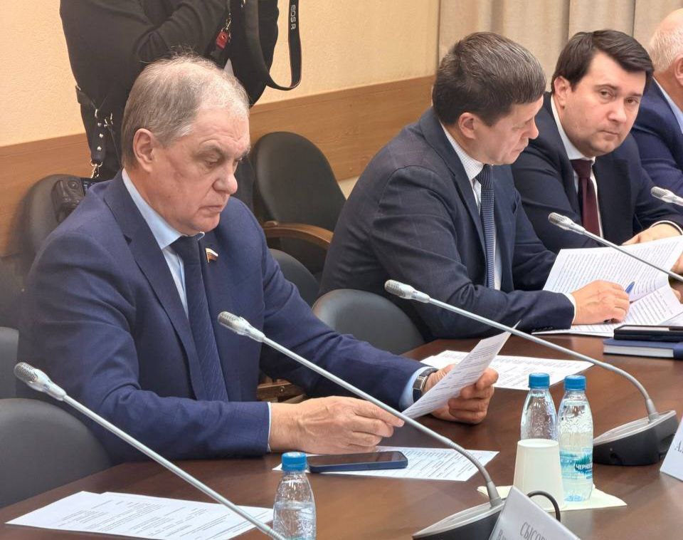 Вчера состоялось заседание Комитета Государственной Думы по экологии природным ресурсам и охране окружающей среды Обсудили вопросы которые напрямую касаются будущего нашей природы и особенно Забайкалья ФГИС Экомониторинг Минприроды представило концепцию единой федеральной системы наблюдения за состоянием окружающей среды Система позволит отслеживать качество воздуха воды и почвы в режиме реального времени для оперативного реагирования на экологические угрозы Утилизационный сбор рассмотрели законопроект уточняющий основания для его уплаты Цель сделать систему переработки отходов прозрачнее и эффективнее   Особое внимание озеру Байкал На заседании принято решение о создании рабочей группы по контролю за реализацией законодательства об охране Байкала Её задача системный мониторинг применения новых правовых норм на Байкальской природной территории Чтобы законы работали не на бумаге а на местах сохраняли уникальную экосистему озера и учитывали интересы жителей прибрежных территорий Байкал общероссийское достояние и объект Всемирного наследия ЮНЕСКО Его сохранение ответственность всей страны и мы будем следить за тем чтобы каждое решение в его защиту исполнялось без формальностей и отписок ГосДума ДепутатСкачков