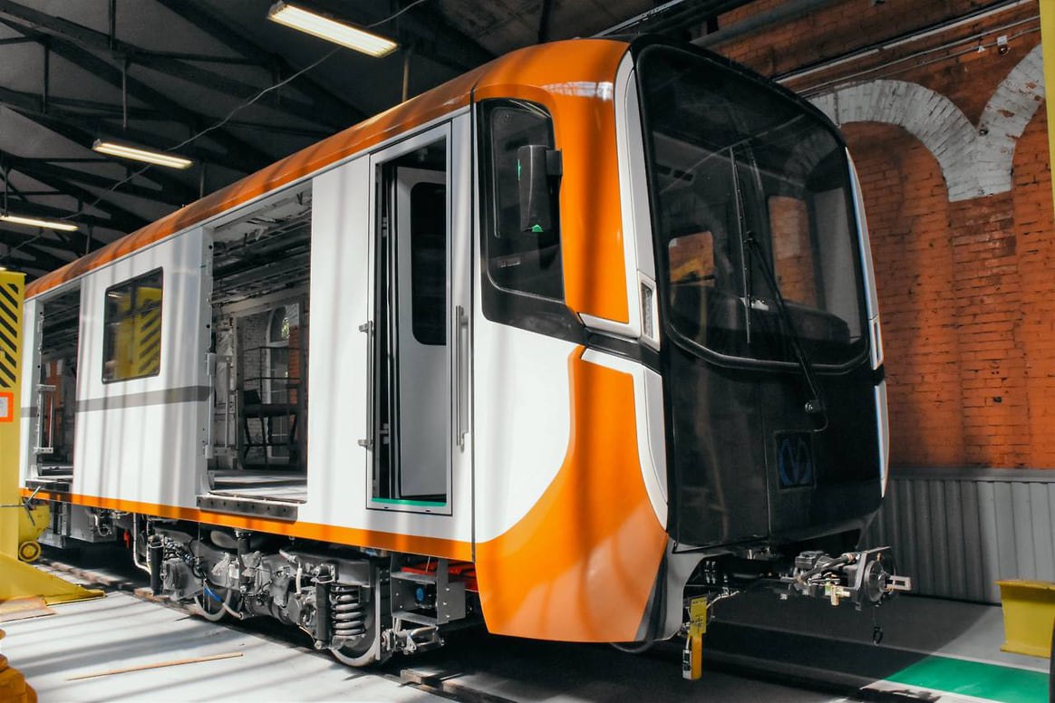 В Петербург до конца года поставят 40 новых вагонов для «коричневой» ветки метро  Вице-губернатор Петербурга Кирилл Поляков сообщил, что контракт на обновление подвижного состава метро идет с опережением графика. До конца года для новой «коричневой» ветки поставят 40 вагонов, хотя изначально они должны были поступить только в 2031 году.  Составы для шестой линии метро закупают по цене 2025 года. Изначально город ожидал 950 новых вагонов, но из-за изменения цен получит 900. По поручению Владимира Путина на обновление подвижного состава из Фонда национального благосостояния выделили почти 97 млрд руб.  Фото: Telegram-канал губернатора Санкт-Петербурга Александра Беглова