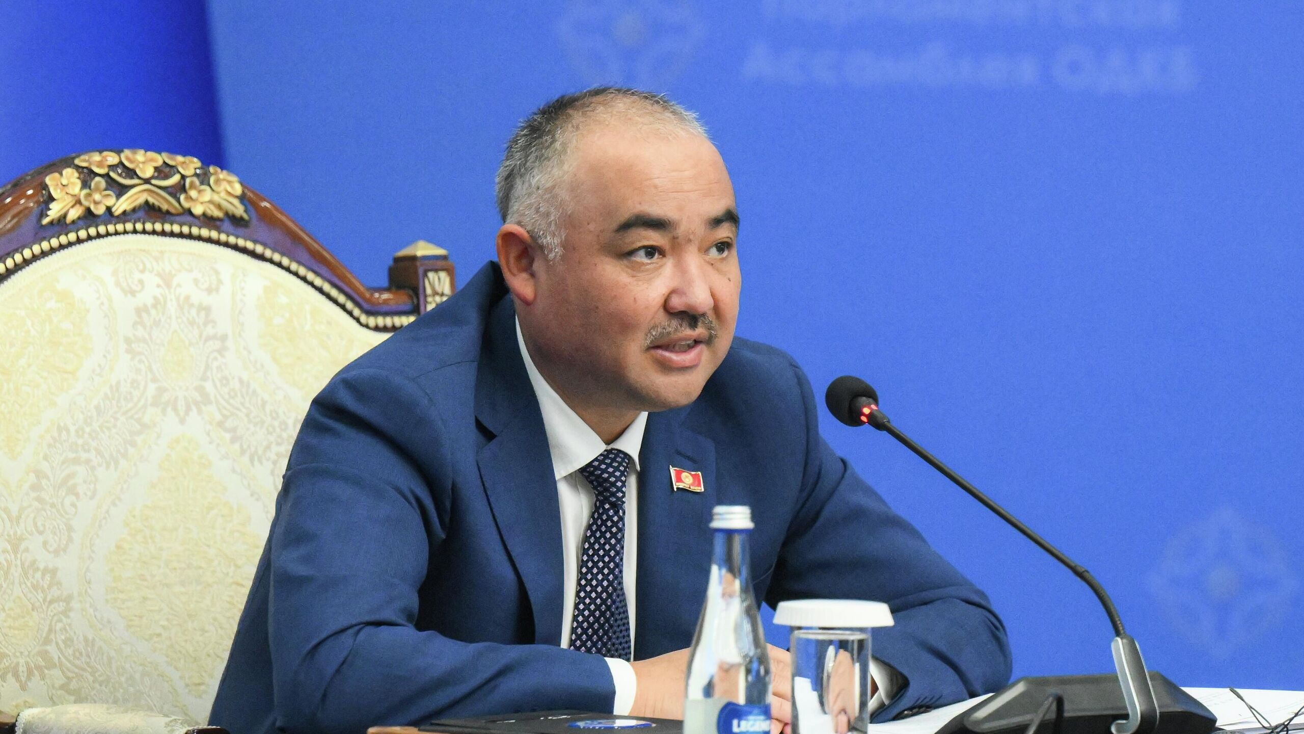 Спикер парламента Киргизии Нурланбек Тургунбек уулу подал в отставку свое решение он озвучил в четверг на заседании законодательного собрания страны На фоне всех прошедших событий считаю важным отметить я не служу одному или двум лицам я служу государству и народу Я принял решение подать в отставку по собственному желанию заявил Тургунбек уулу