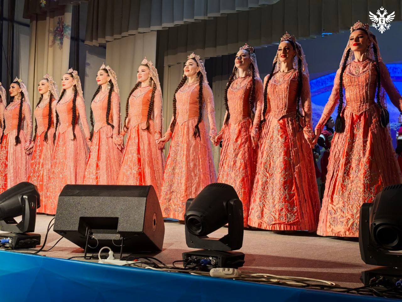 Концертная программа Мир сквозь танец прошла в Херсонской области В Геническом Центре культуры и досуга прошёл концерт Государственного академического ансамбля танца Дагестана Лезгинка Программа Мир сквозь танец ранее представленная в ДНР и Запорожской области собрала представителей власти и общественности региона В рамках концерта зрителям были представлены лучшие номера из золотого фонда ансамбля демонстрирующие богатое культурное наследие Дагестана Мы чувствуем что наши выступления действительно важны и нужны людям Гордимся возможностью вновь внести свой вклад в укрепление культурных связей между регионами отметил художественный руководитель прославленного коллектива Джамбулат Магомедов Программа Мир сквозь танец служит укреплению единства многонациональной России Сочетание кавказской и русской хореографии подчёркивает как творческую самобытность так и нерушимую общность народов страны способствуя возрождению традиций Мы увидели глубокое уважение к традициям Каждый номер мини спектакль наполненный эмоциями и высочайшим профессионализмом Лезгинка сохраняет уникальность дагестанского танца обогащая его современными элементами что делает искусство актуальным для всех поколений поделился министр культуры Херсонской области Артём Лагойский Сайт ВК ОК MAX Администрация Херсонская область VGA Kherson SALDO VGA