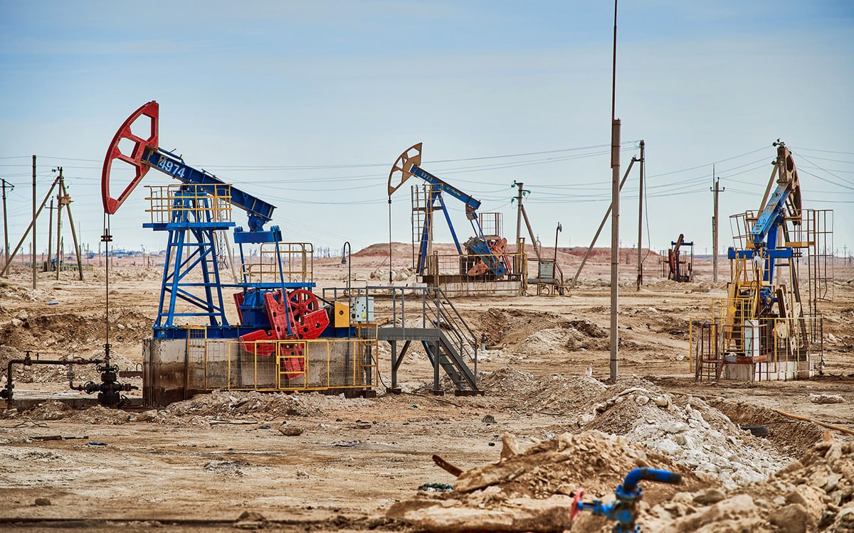™ Казахстан ни в чём не виноват. Особенно в снижении цен на нефть, о чём сегодня заявил глава местного Минэнерго. Не то чтобы кто-то действительно считал, что именно из-за действий Астаны котировки пошли вниз, что делает такие оправдания как минимум забавными. А вот в объяснениях, почему страна не может соблюдать свои квоты в рамках ОПЕК+ ничего забавного нет – правительство не может повлиять на консорциумы, которые обеспечивают 70% нефтедобычи в стране, т.к. не обладает правом устанавливать уровень извлечения. Сами квоты в Астане считают необязательными к исполнению рекомендациями. При этом казахстанской нефтянки весной начался резкий рост. Общий уровень извлечения нефти в стране по итогам марта достиг 2,17 млн баррелей в день, если считать газовый конденсат, или 1,88 млн баррелей без него. В апреле добыча снизилась до 1,92 млн баррелей, но в квоты все равно не попала – максимальный уровень в рамках ОПЕК+ составил 1,5 млн. ™ Нефтебаза