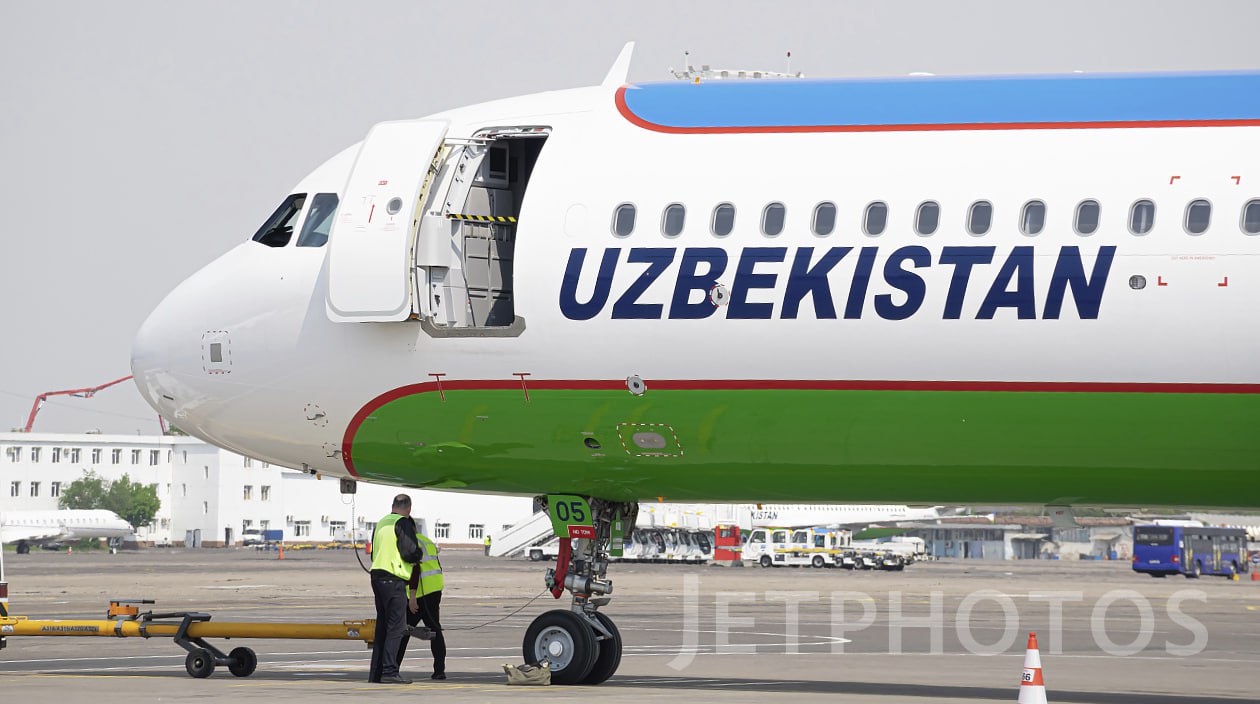 В Узбекистане утвердили стратегию развития гражданской авиации до 2030 года Президент подписал Указ УП 193 О мерах по регулированию государственной политики в сфере гражданской авиации Документ определяет ключевые цели развития отрасли до 2030 года К 2030 году планируется увеличить пассажиропоток до 24 миллионов человек в год довести количество международных и внутренних рейсов до 200 тысяч расширить парк авиакомпаний резидентов до 180 самолётов Согласно указу с 1 января 2026 года прекращается финансирование Агентства Узавиация из государственного бюджета Также с конца 2025 года отменяется норма обязывавшая ГУП Ўзаэронавигация маркази перечислять 20 чистой прибыли в Фонд развития Агентства гражданской авиации Принятые меры направлены на повышение эффективности управления авиаотраслью и привлечение инвестиций в развитие авиаперевозок страны Tashkent Land
