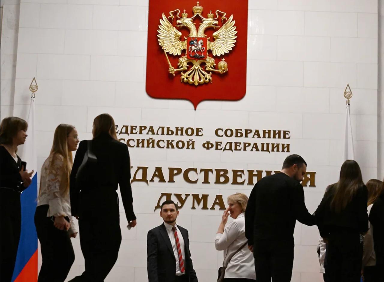 В Госдуму внесен законопроект о начислении штрафов за осуществление деятельности провайдеров хостинга без включения в соответствующий реестр и выполнения дополнительных требований со стороны регулятора Для граждан они составят до 100 тыс. руб., индивидуальных предпринимателей — до 500 тыс. руб., юридических лиц — до 1 млн руб. Также предусмотрено наказание для операторов государственных и муниципальных IT-систем, продолжающих сотрудничать с хостерами, не включенными в реестр: максимальные штрафы для должностных лиц составят 300 тыс. руб., для юридических лиц — до 1 млн руб. Предложенный срок вступления в силу проекта — 1 ноября 2025 года Подписаться