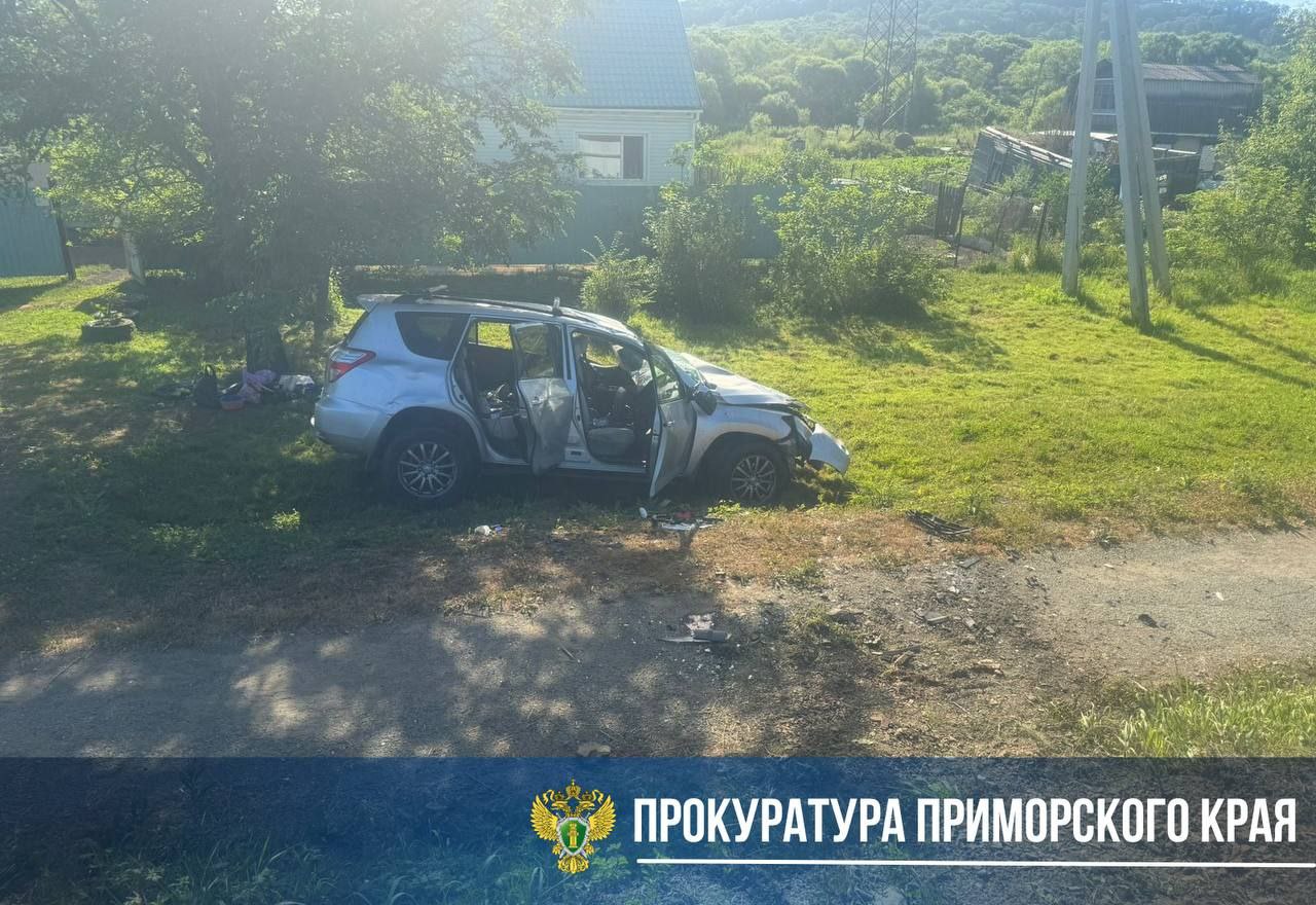 Прокуратура поставила на контроль установление обстоятельств ДТП на автодороге «Артем-Находка», в котором пострадали четыре человека и один погиб В утреннее время 9 июля 2025 года на участке автодороги «Артем-Находка» в районе пгт Смоляниново водитель Honda CR-V выехал на полосу встречного движения и совершил лобовое столкновение с автомобилем Toyota RAV-4. В результате столкновения пострадали водитель и 3 пассажира автомобиля Toyota Rav- 4, включая 17-летнюю девушку. Пассажир Honda CR-V скончался на месте от полученных травм. Все участники аварии, включая подростка, доставлены в медицинское учреждение с телесными повреждениями различной степени тяжести. Прокуратура поставила на контроль законность итогового решения по результатам доследственной проверки.