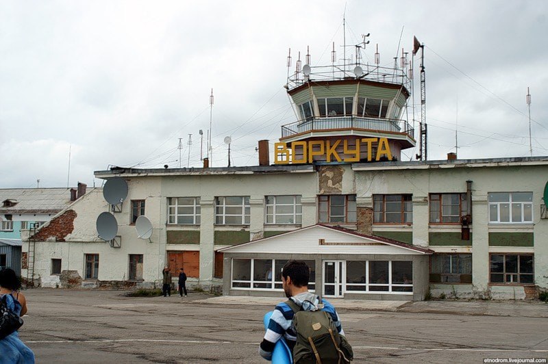 В Коми на ремонт аэропортов нужно 15,7 млрд. рублей. Только на реконструкцию разваливающегося аэропорта в Воркуте необходимо потратить 7,2 млрд. Остальные 8,5 млрд. пойдут на аэропорты Ухты, Усинска и Сыктывкара. Правительство РК сообщает, что проект ремонта в Воркуте уже почти готов и согласовывается с федеральным правительством. Деньги, по их словам, начнут поступать в регион уже в 2027 году, но верится в это с трудом. ЖД.