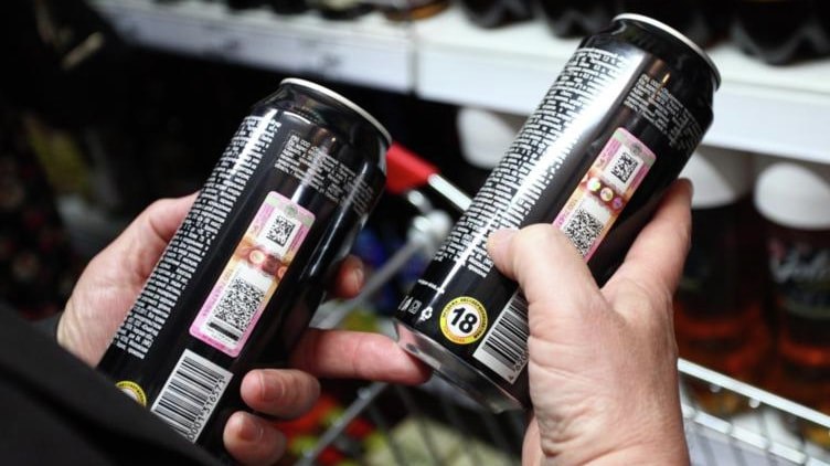 ШТРАФ ПРОДАЖУ ЭНЕРГЕТИКОВ В СОЦОБЪЕКТАХ ЗАПРЕТЯТ В ХАБАРОВСКОМ КРАЕ С 1 СЕНТЯБРЯ Местные власти решили ограничить доступ к энергетическим напиткам. Особенно там, где часто бывает молодежь. Новые правила начнут действовать уже этой осенью. С 1 сентября в Хабаровском крае начнет действовать запрет на продажу энергетиков в ряде учреждений. Ограничения коснутся образовательных, медицинских и спортивных объектов. Такие меры приняли на краевом уровне. Если продавец нарушит запрет, его ждет штраф. Для обычных жителей он составит от 1,5 до 3 тысяч рублей. Должностным лицам грозит от 3 до 5 тысяч. А предпринимателям без юрлица - от 5 до 7 тысяч. Самые высокие санкции предусмотрены для организаций - до 10 тысяч рублей. «Если нарушение повторится, суммы возрастут в 1,4 - 2,6 раза в зависимости от субъекта правонарушения», - рассказали в Законодательной думе Хабаровского края. Фото: Александр Щербак/ ТАСС #аврорамедиа_хабаровскийкрай Telegram-экосистема АВРОРА МЕДИА МЕДИА НОВОСТИ РЕГИОН ЛАЙФ СПОРТ ГЕРЛЗ ХАЙТЕК ПЕРСОНЫ ИНСАЙД КРИМИНАЛ МОЛОДОСТЬ LIVE АВРОРА МЕДИА YOUTUBE RUTUBE
