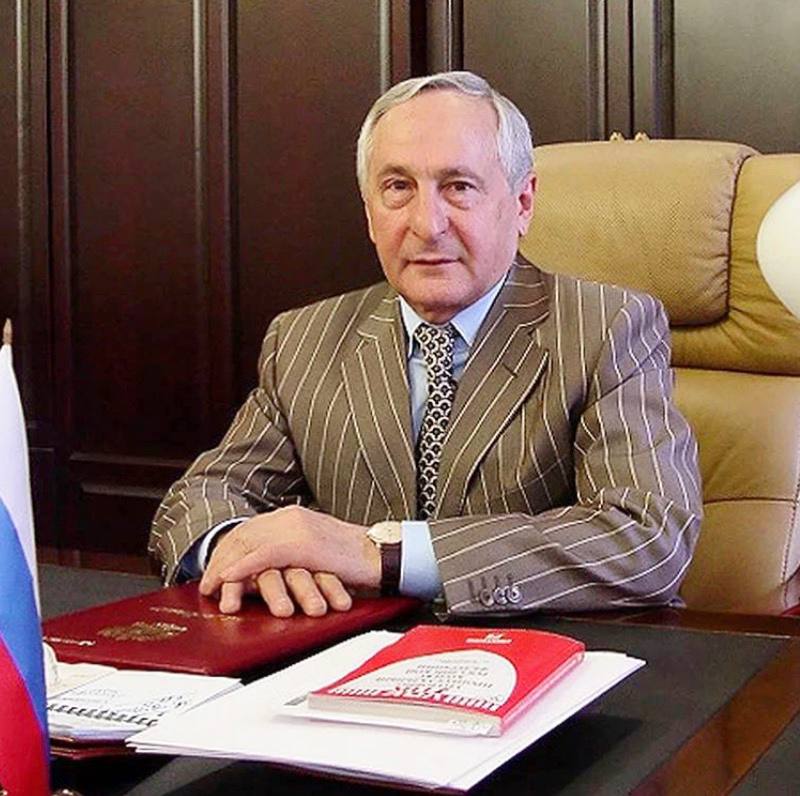 Бывшего главу Верховного суда Адыгеи Трахова лишили неприкосновенности Высшая квалификационная коллегия судей прекратила отставку экс председателя Верховного суда Адыгеи Аслана Трахова в связи с нарушением кодекса судейской этики Причина решения иск Генеральной прокуратуры РФ к семье Трахова Суд постановил обратить в доход государства доли и акции ряда компаний а также значительные имущественные активы В собственность государства были переданы сотни земельных участков и десятки объектов недвижимости в Краснодаре Майкопе и Москве У Трахова в общей сложности изъяли имущество на 13 млрд руб Прокуратура утверждает что за 21 год руководства судами Адыгеи Трахов скрывал имущество оформляя его на 44 родственников и доверенных лиц включая своего сына судью дочь и зятя После лишения Трахова неприкосновенности возможно возбуждение уголовных дел Но это пока не точно Связь и запросы на размещение рекламы в Temruchok info bot Подпишись на Темрюк Инфо в MAX ВКонтакте Одноклассники