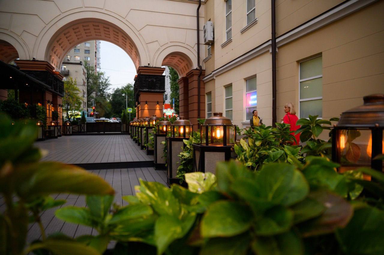 Уличную торговлю в РО стандартизируют Соответствующее постановление подписал глава региона Новая реформа поменяет правила размещения и работы торговых точек включая летние кафе сообщил в своем тг канале Юрий Слюсарь Что появится чёткие схемы размещения стандарты внешнего вида единая онлайн платформа где будет размещаться информация обо всех свободных местах для торговых точек и правилах аренды прозрачный механизм расчёта аренды открытые электронные торги преференции для фермеров и участников СВО запрет на субаренду Меры будут вводить поэтапно Подробности в вечернем выпуске новостей Фото тг канал Юрия Слюсаря Подписывайтесь на МАХ присылайте новости