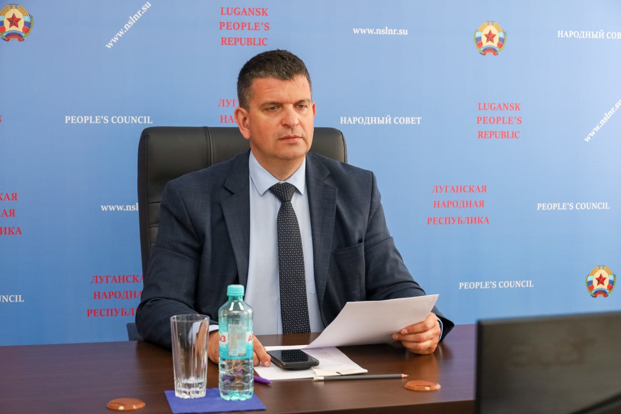 Олег Коваль принял участие в круглом столе на тему «Актуальные проблемы мировой юстиции в Российской Федерации» 24 июня заместитель председателя Комитета НС ЛНР по государственному строительству и местному самоуправлению Олег Коваль в режиме видео-конференц-связи принял участие в заседании круглого стола Комитета Совета Федерации по конституционному законодательству и государственному строительству на тему «Актуальные проблемы мировой юстиции в Российской Федерации». «В рамках мероприятия были рассмотрены вопросы деятельности мировой юстиции в РФ и проблемы, с которыми мировая юстиция сталкивается. В частности, коллегами поднимался вопрос о большой нагрузке на судей, которые задействованы в данной сфере. Мы видим, что им приходится рассматривать более 500 дел ежемесячно. Причем, есть регионы, где этот показатель выше», – сообщил Олег Коваль. Парламентарий добавил, что был поднят вопрос о том, чтобы внести изменения в законодательство с целью решения этого вопроса. «На текущий момент существует несколько путей решения указанной проблемы. Одно из решений – создание дополнительных судебных участков или изменение границ уже действующих, дабы сбалансировать нагрузку, которая есть у судей. Очень важно, что есть предложения, предлагающие увеличить количество дел, которые можно решать в автоматическом режиме. Например, списание налоговой задолженности с физических лиц во внесудебном порядке, взыскание задолженности на оплату коммунальных услуг на основании исполнительной надписи нотариуса. То есть необходимо вывести определенные виды судебных практик во внесудебную деятельность», – отметил Олег Коваль.