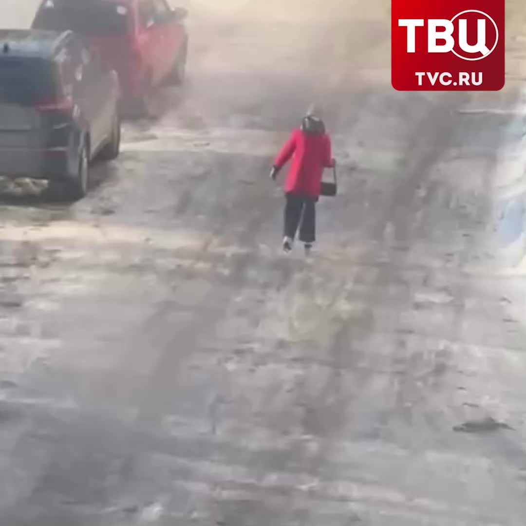 Юный конькобежец и находчивая сибирячка осваивают зимние дороги на коньках