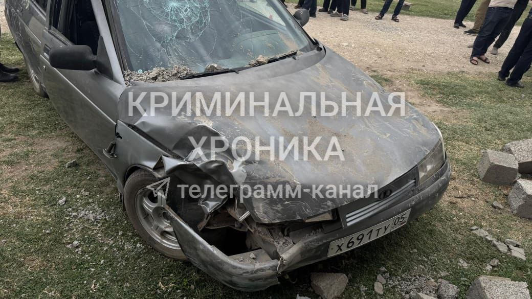 Машина врезалась в стену частного дома в Дагестане, 4-летняя девочка погибла   ДТП произошло в селе Новогеоргиевка Тарумовского района. 29-летний местный житель за рулем «двенадцатой» не справился с управлением и въехал в стену частного дома. От удара часть стены обрушилась. Под завалами оказалась 4-летняя девочка, которая в тот момент находилась рядом. Спасти малышку не удалось, она скончалась в машине скорой, сообщили в дагестанском МВД.   Двое пассажиров легковушки, 28-летняя женщина и 4-летний ребенок, госпитализированы в кизлярскую городскую больницу.     Подписывайся на «Сапа Кавказ»