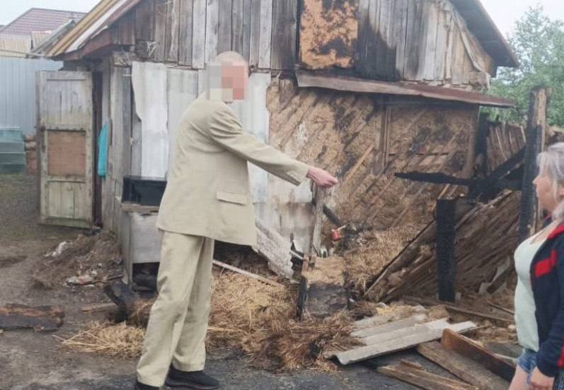 Собутыльник едва не сжег дом обидчика в Курской области    Установлено, что преступление случилось после алкогольной посиделки. 43-летний мужчина в ходе попойки повздорил с хозяйкой дома на почве ревности. Напившись, он решил отомстить.  ↗  Прислать новость   Подписаться