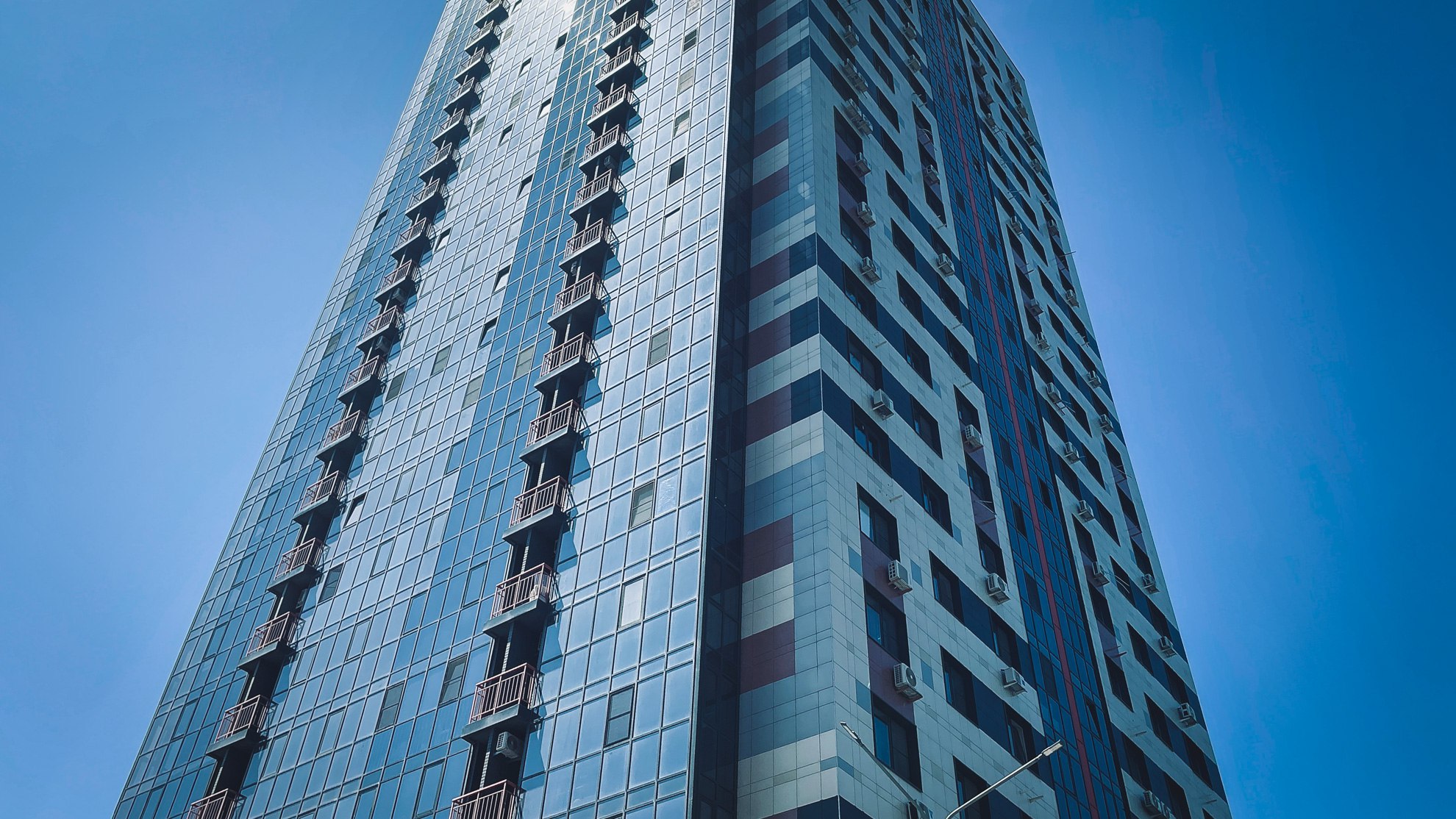 В Свердловской области в прошлом году 1818 сирот получили собственное жилье это рекорд за 12 лет действия программы Как сообщил глава региона Денис Паслер 1404 квартиры передали по контрактам найма еще 414 человек получили сертификаты на самостоятельный выбор жилья Больше всего квартир предоставили в Нижнем Тагиле 300 в Екатеринбурге обеспечили жильем 243 сироты в Заречном 145 в Красноуфимске 107 Новоселами также стали жители Серова Красноуральска и других городов области С начала программы жилье получили более 12 тысяч человек а общий объем финансирования превысил 25 миллиардов рублей В этом году власти планируют сохранить достигнутые темпы   Присылать новости можно сюда