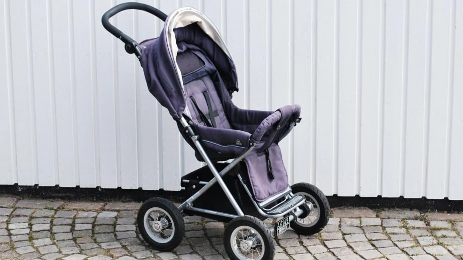 В Воронежской области создадут пункты бесплатного проката колясок кроваток и автокресел для новорожденных Открыть пункты бесплатного проката планируют к 1 сентября 2026 года на базе подразделений соцзащиты по всему региону Воспользоваться прокатом смогут  неполные малоимущие семьи с одним родителем  семьи с детьми инвалидами  многодетные малоимущие семьи  семьи в которых оба родителя являются студентами очниками Договор о предоставлении в безвозмездное пользование вещей для новорожденного заключается на год но при необходимости может быть продлен еще на полгода Мы в Мах