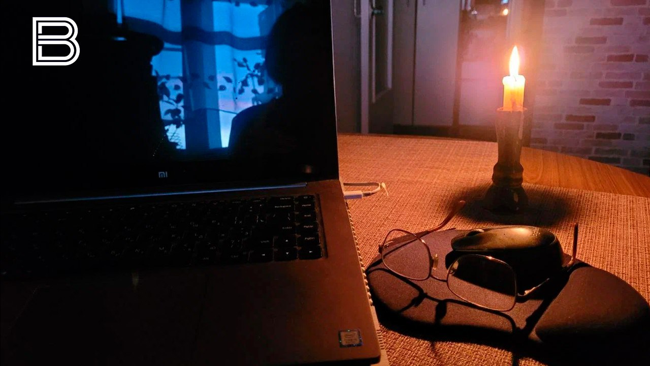 Почти 400 домов в Мурманской области метель оставила без электричества Без света остались 39 социально значимых объектов и 359 жилых домов в которых суммарно живут 22 534 человек 4 765 из них дети сообщили в региональном ГУ МЧС Отключения коснулись Печенгского округа Ура Губы Кольского округа Заозерска и Видяева На местах происшествий работают аварийные бригады из девяти человек и двух единиц техники Все самые важные новости Telegram MAX