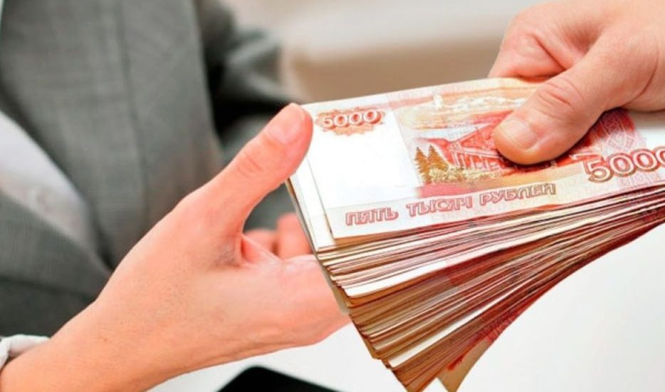 Банки ужесточат стоимость обслуживания для VIP клиентов Банк Ак Барс с 1 сентября поднимает цену на обслуживание по двум премиальным пакетам при несоблюдении условий бесплатности Комиссия по пакету То что хочется вырастет с 599 до 999 рублей а по Больше чем ожидал с 1 499 до 1 999 рублей Т Банк с 18 сентября повысит стоимость подписки Premium с 1 990 рублей до 2 990 рублей Комиссия взимается если клиент не соблюдает критерии бесплатного обслуживания Банк Уралсиб с 1 октября увеличит минимальную сумму остатков для бесплатного обслуживания пакета Premium с 2 млн до 2 5 млн рублей Пересмотр критериев бесплатности также готовит банк ДОМ РФ Изменения предполагают не только повышение требований но и введение иных возможностей бесплатного обслуживания За последние полтора года свои программы скорректировали Альфа Банк Россельхозбанк Газпромбанк и банк Санкт Петербург К пересмотру критериев банки подталкивает низкое качество клиентской базы которая не позволяет зарабатывать fatcat18