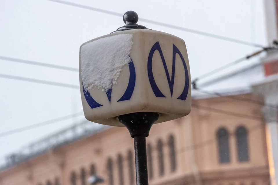 Петербургское метро проверят из за роста цен на проезд Контрольно счетная палата начала третью по счёту проверку Инспекторы выяснят обоснован ли тариф и куда делись миллиарды в 2024 году подземка получила 41 млрд рублей субсидий заработала 66 млрд и осталась в прибыли Особое внимание уделят завышению цен в госконтрактах и использованию средств выделенных на льготные перевозки А вы как считаете цена в нашей подземке адекватная Олег Золото Читай нас в MAX Читай нас в Telegram