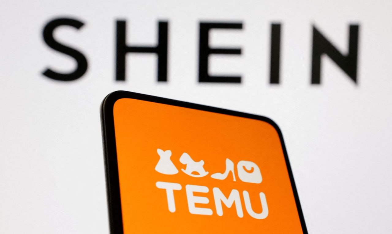 Shein и Temu наблюдают падение продаж в США на неделе после повышения таможенных пошлин Компании Shein Group Ltd. и Temu зафиксировали двузначное падение продаж на неделе после того, как они повысили розничные цены, чтобы покрыть расходы на повышение пошлин США, что является первым признаком того, что карательные торговые меры Дональда Трампа негативно сказались на популярности торговых платформ. По данным Bloomberg Second Measure, анализирующего данные кредитных и дебетовых карт, Shein сообщил о падении наблюдаемых продаж в США на 23% за неделю с 25 апреля по 1 мая по сравнению с предыдущими семью днями, когда рост цен еще не произошел. Данные показывают, что продажи Temu, принадлежащей PDD Holdings Inc., упали на 17% за тот же период. Падение продаж, отмеченное на обеих онлайн-площадках, контрастирует с ростом продаж в марте и начале апреля, когда потребители запасались товарами от кухонных принадлежностей до одежды в ожидании предстоящего повышения цен. Первоначальный спад продаж является одной из первых реакций потребителей США на рост цен, вызванный решением Трампа устранить так называемую налоговую лазейку «de minimis», которую Тему и Шеин долгое время использовали для беспошлинной доставки небольших посылок из Китая потребителям США. Источник: Bloomberg Если полезно, поставьте лайк #Китай #США