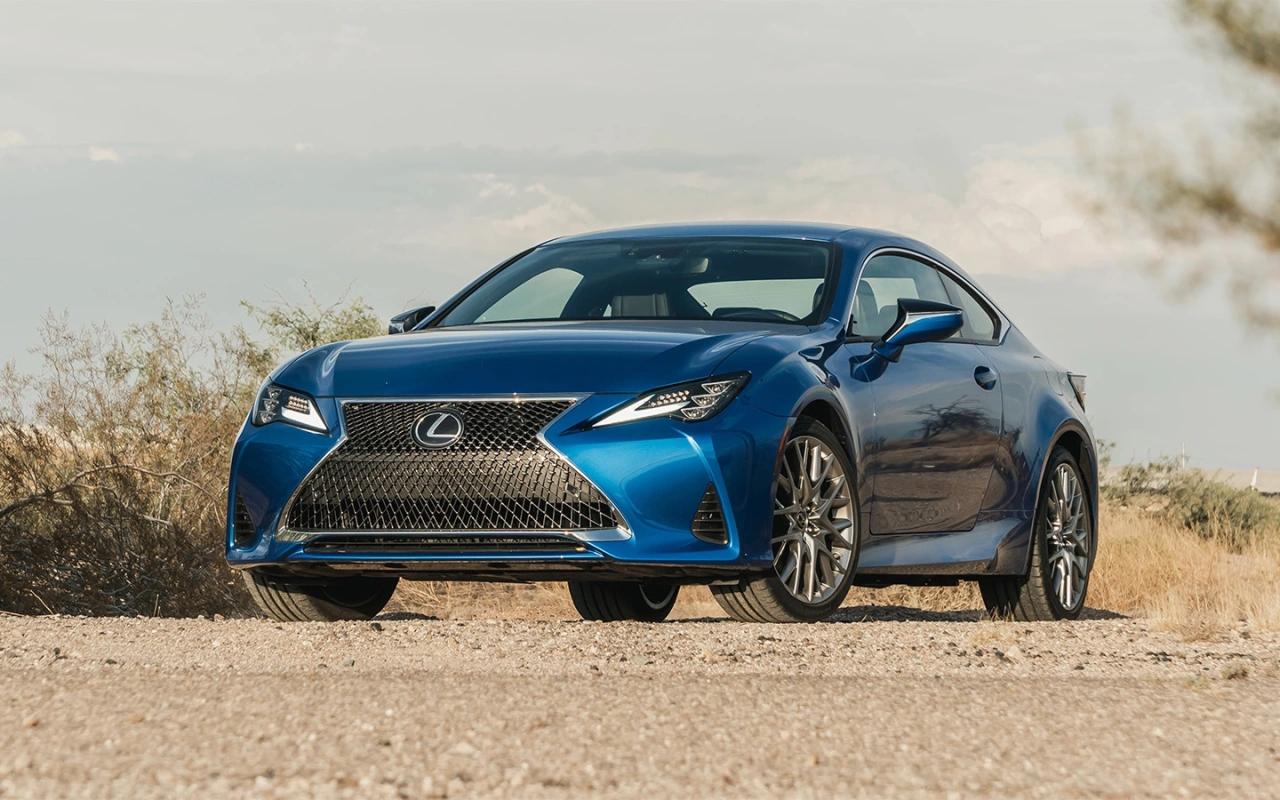 Lexus откажется от трех моделей в ноябре 2025 года. Чем их заменят  Японский бренд прекратит выпускать несколько модификации седана IS — IS 500, IS 350, IS 300h с полным приводом и IS 300, а также спорткупе RC, в частности RC 350, RC 300h и RC 300.  Кроме этого, Lexus снимет с производства RC F Final Edition, который выпускали ограниченным тиражом в 200 экземпляров с января текущего года.  Таким образом, для японского рынка останется в производстве только заднеприводный IS 300h, в то время как все остальные варианты IS и RC постепенно уйдут.  При этом преемник ожидается только у седана IS, который, вероятно, выйдет в 2026 году и будет полностью электрическим. Прямого продолжения у купе RC не ожидается, Lexus работает лишь над моделью, которая одновременно заменит и RC, и LC, но на данный момент подробностей об этом нет.  Японская компания также уберет из модельного ряда электрический кроссовер UX 300e. Однако у него появится преемник — гибридный UX 300h, который, вероятно, подвергнется рестайлингу в 2026 году.