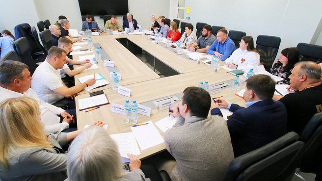 Марат Хуснуллин посетил Донецкую Народную Республику в ходе рабочей поездки, посвящённой вопросам социально-экономического развития региона. В рамках визита он провёл совещание, на котором обсудили программу, направленную на улучшение экономической ситуации в ДНР. Также Хуснуллин оценил работу по восстановлению культурных объектов, включая три музея в Мариуполе, которые были восстановлены благодаря усилиям из других регионов России. Это мероприятие подчеркивает важность сохранения культурного наследия и поддержки социальной инфраструктуры в ДНР.