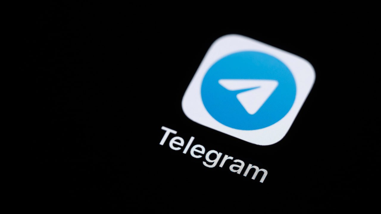 Депутат Антон Горелкин назвал Telegram «беспокоящей государство сущностью» из-за неисполнения российских законов и «пространства для фейковых манипуляций». Он отметил, что национальный мессенджер попытается навязать конкуренцию с помощью уникальных функций и возможностей.