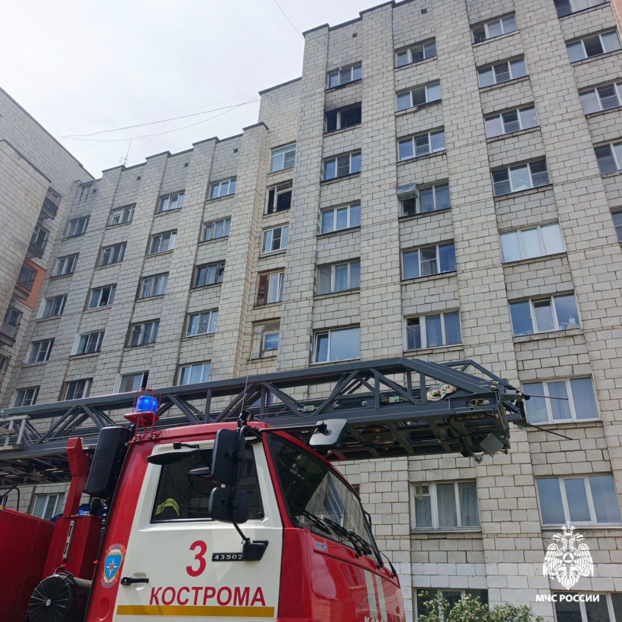 Сотрудники МЧС России спасли четверых человек на пожаре в Костроме Сообщение о возгорании в одной из комнат девятиэтажки секционного типа на улице Южной в Костроме поступило сегодня в 10:03. Из задымленных квартир сотрудники чрезвычайного ведомства спасли четырех жителей по лестничным маршам. Ещё тринадцать человек эвакуировались самостоятельно. Менее часа потребовалось пожарным МЧС России, чтобы полностью ликвидировать пожар. В тушении было задействовано 20 сотрудников МЧС России на 6 автоцистернах. В результате происшествия сгорел диван на площади 3 кв.м. закопчена отдела комнаты на площади 25 км. Как позже установили дознаватели МЧС России, предполагаемая причина возгорания - неосторожное обращение с огнем при курении.