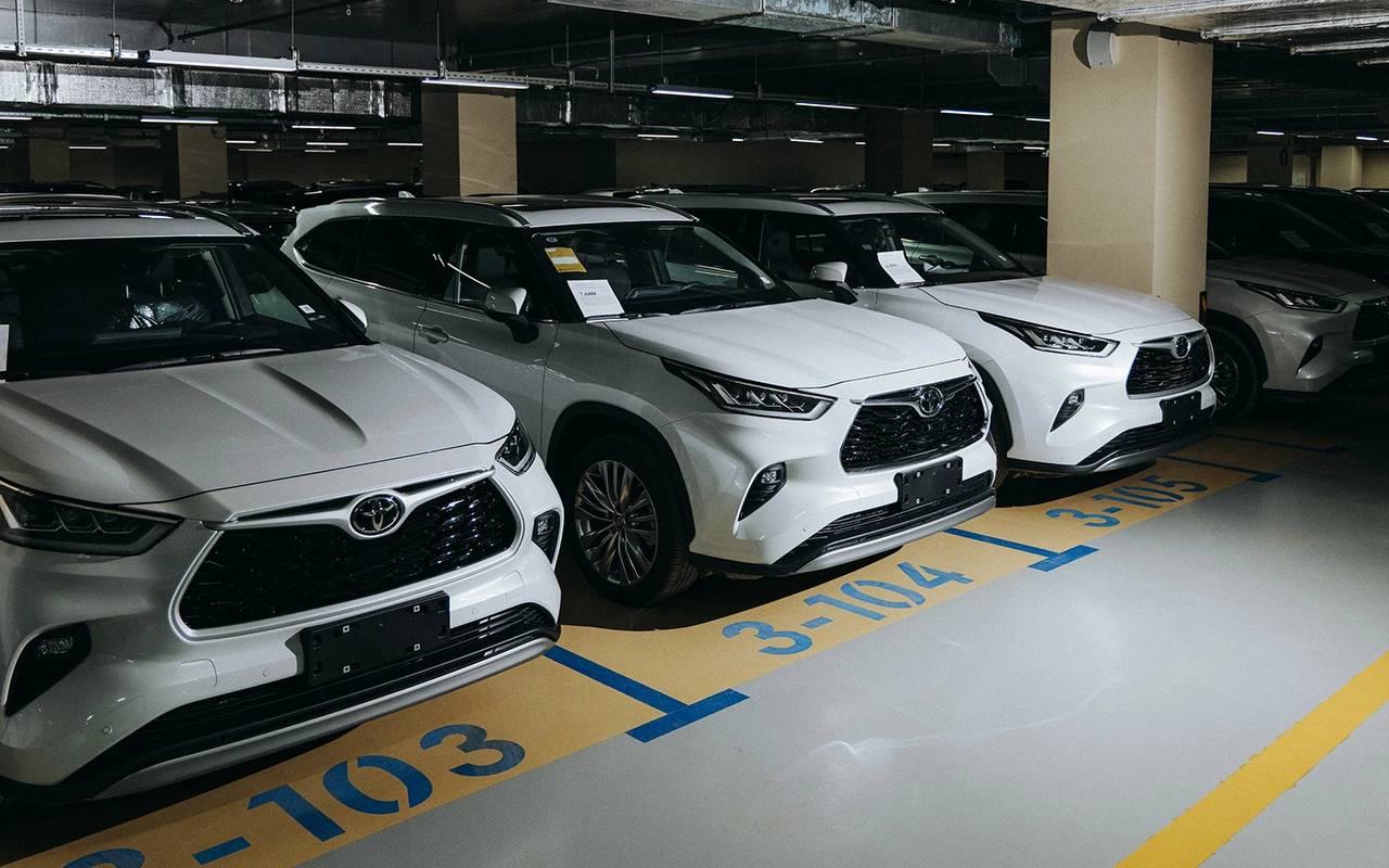 Toyota обсудила с российскими дилерами схемы работы Что происходит Компания провела тайную встречу с крупными российскими дилерами рассказал Autonews представитель одной из дилерских сетей Заинтересованность в возобновлении деятельности в России подтвердил экс глава Ассоциации Российские автомобильные дилеры Олег Мосеев По его словам японская компания уже провела несколько дилерских конференций а также лоббирует привоз своих машин через Китай По словам источника участники мероприятия случившегося после встречи президентов России и США Владимира Путина и Дональда Трампа на Аляске подписывали соглашение о неразглашении информации В ходе встречи обсуждались варианты взаимодействия японской марки с дилерами но раскрывать детали собеседник Autonews отказался эксклюзив autonews