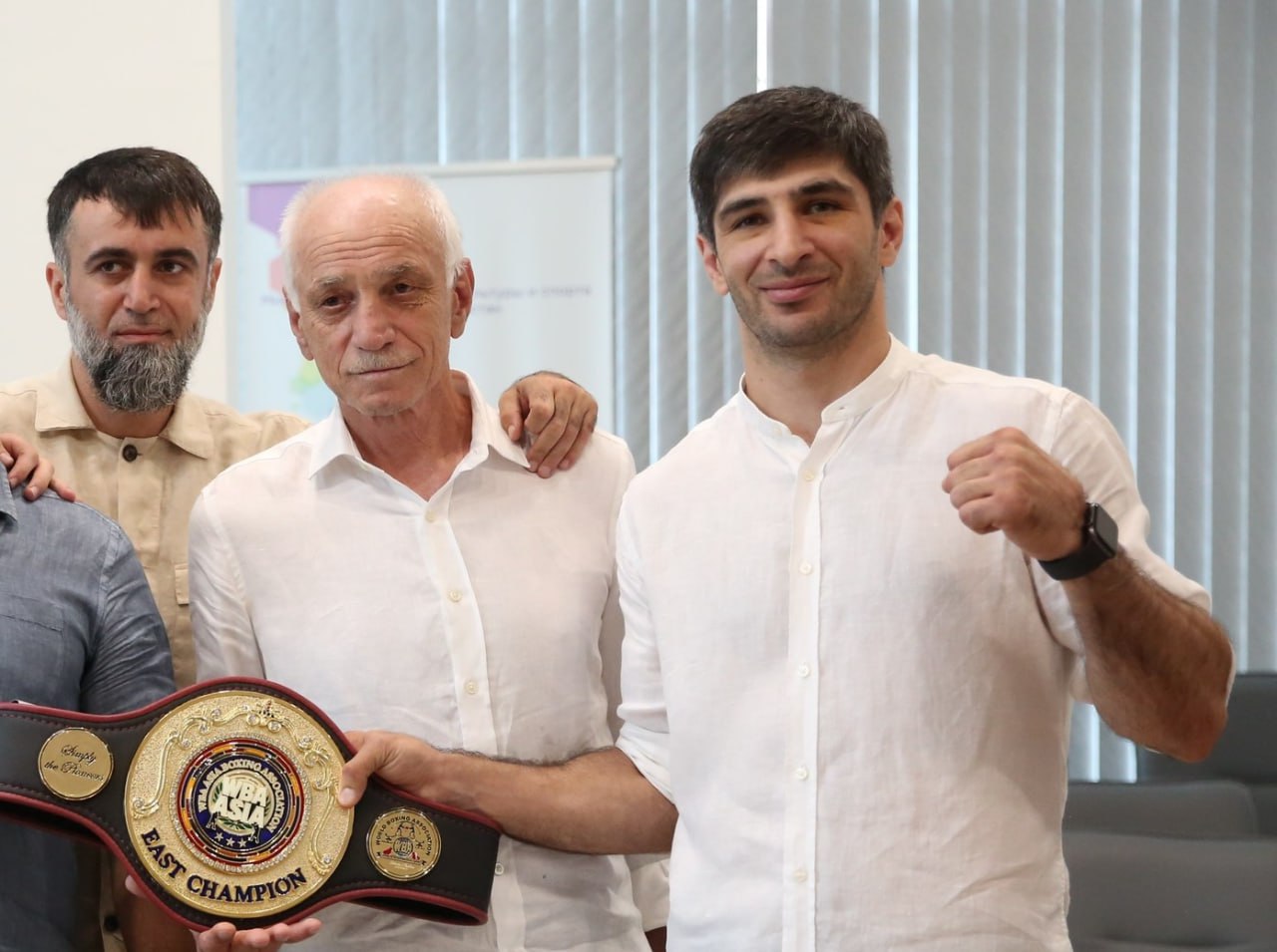 Вадим Мусаев сразится за чемпионский титул IBO Свой следующий поединок на профессиональном ринге Вадим Мусаев проведет 12 декабря в Дубае ОАЭ На большом вечере профессионального бокса он сразится за чемпионский титул IBO в полусреднем весе которым владеет Тулани Мбенге из ЮАР Бой запланирован на 12 раундов Рекорд непобежденного Вадима Мусаева 13 побед Сейчас дагестанский боксер вместе со своим наставником заслуженным тренером России Зубером Джафаровым готовятся к предстоящему поединку в Центре прогресса бокса в родном Каспийске